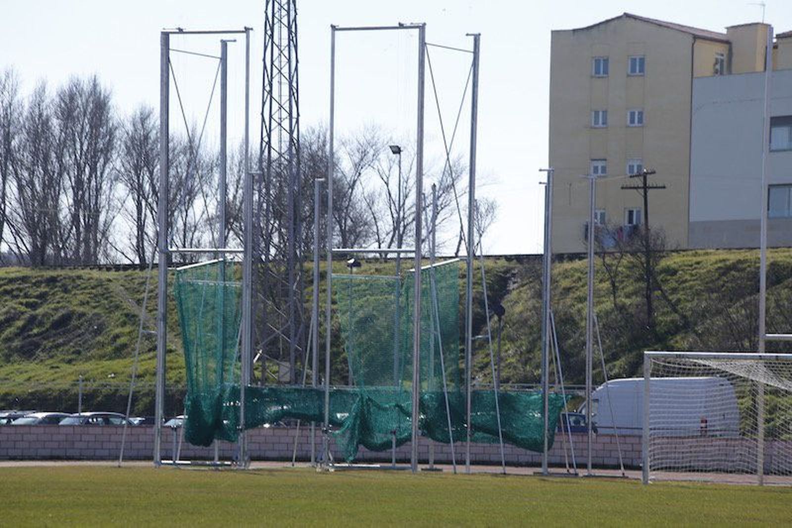 La Ciudad Deportiva cuenta desde este jueves con una jaula de lanzamiento de atletismo
