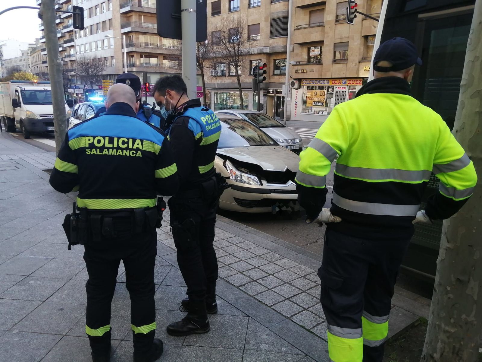 Accidente en la avenida Mirat entre un coche y un autobús