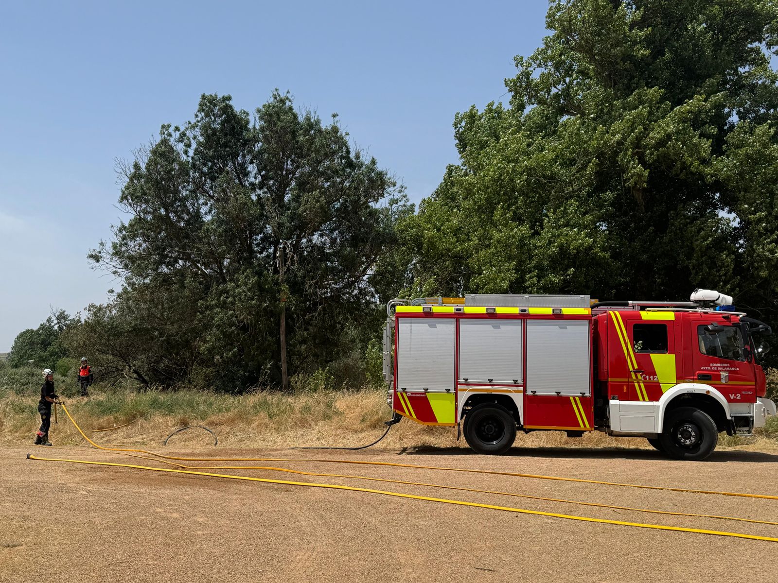 Un incendio junto a los huertos urbanos moviliza varias dotaciones de los bomberos de Salamanca Un incendio junto a los huertos urbanos moviliza varias dotaciones de los bomberos de Salamanca