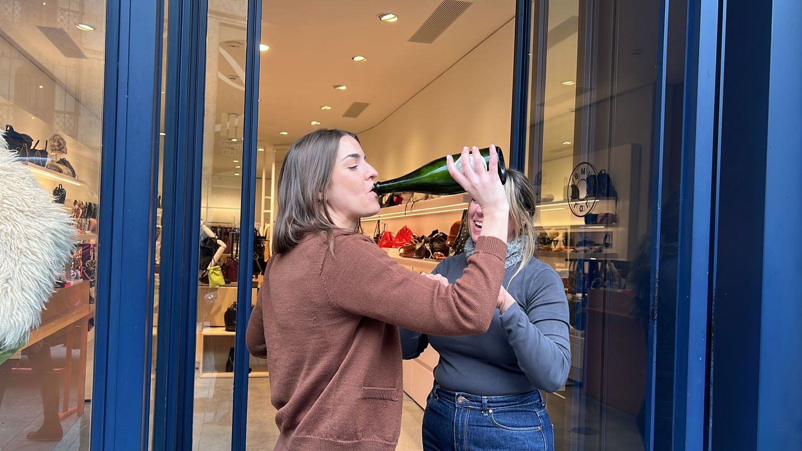 Trabajadoras de Bimba&Lola celebrando el segundo premio de la Lotería de Navidad