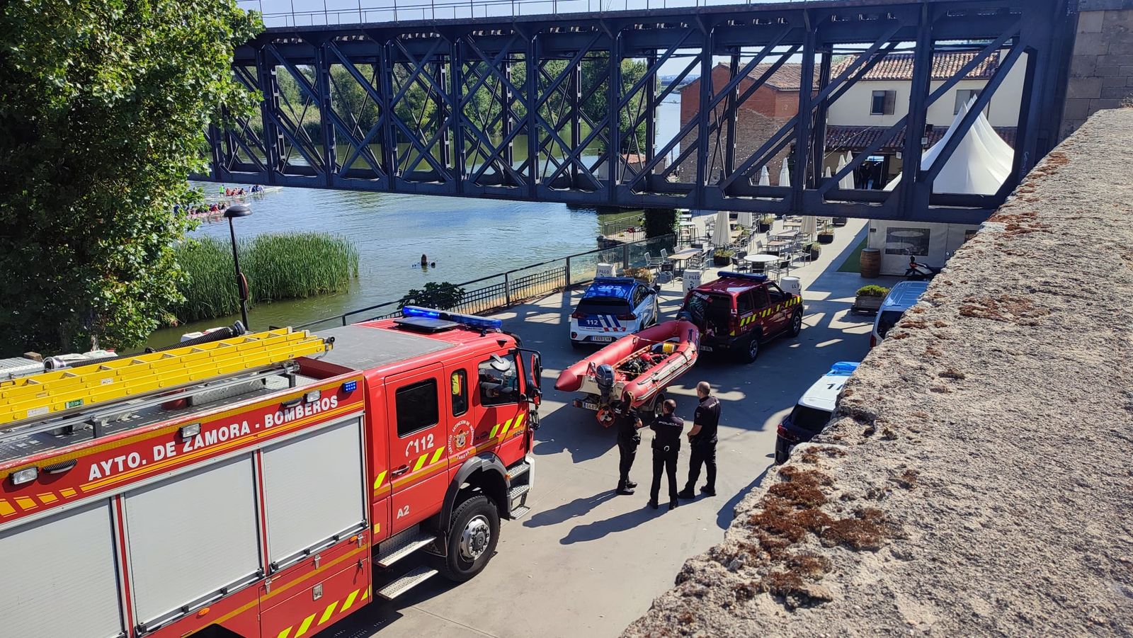 GALERÍA | Amplio despliegue de medios para rescatar a un hombre del río Duero en Zamora capital