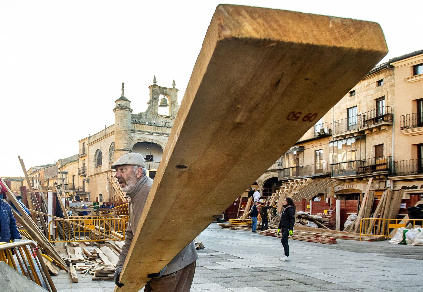 Los vecinos de Ciudad Rodrigo comienzan a montar el tablao de la Plaza de Toros - ICAL