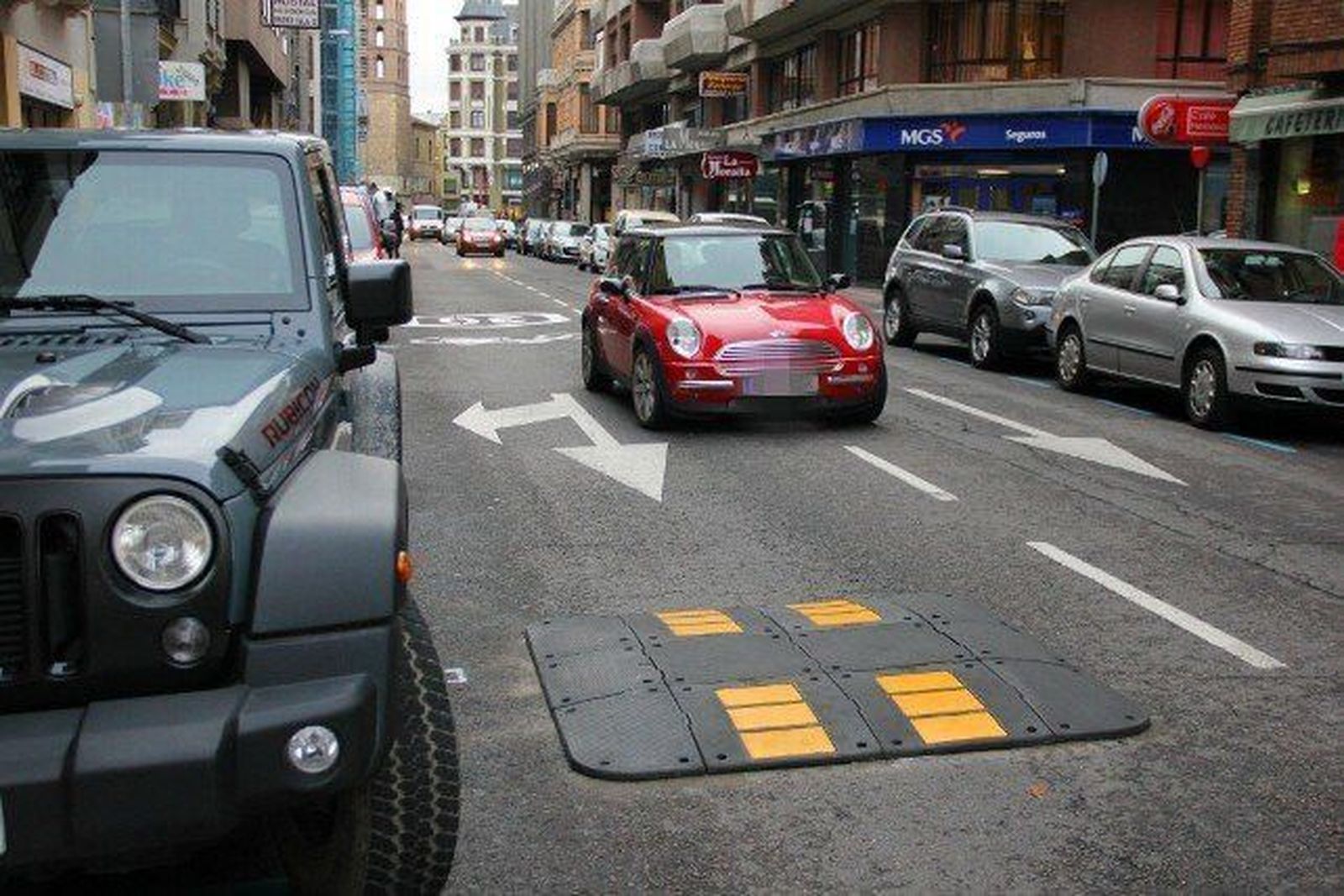 El ciclocarril prioritario para bicis y sus badenes ya son una realidad por el corazón de León