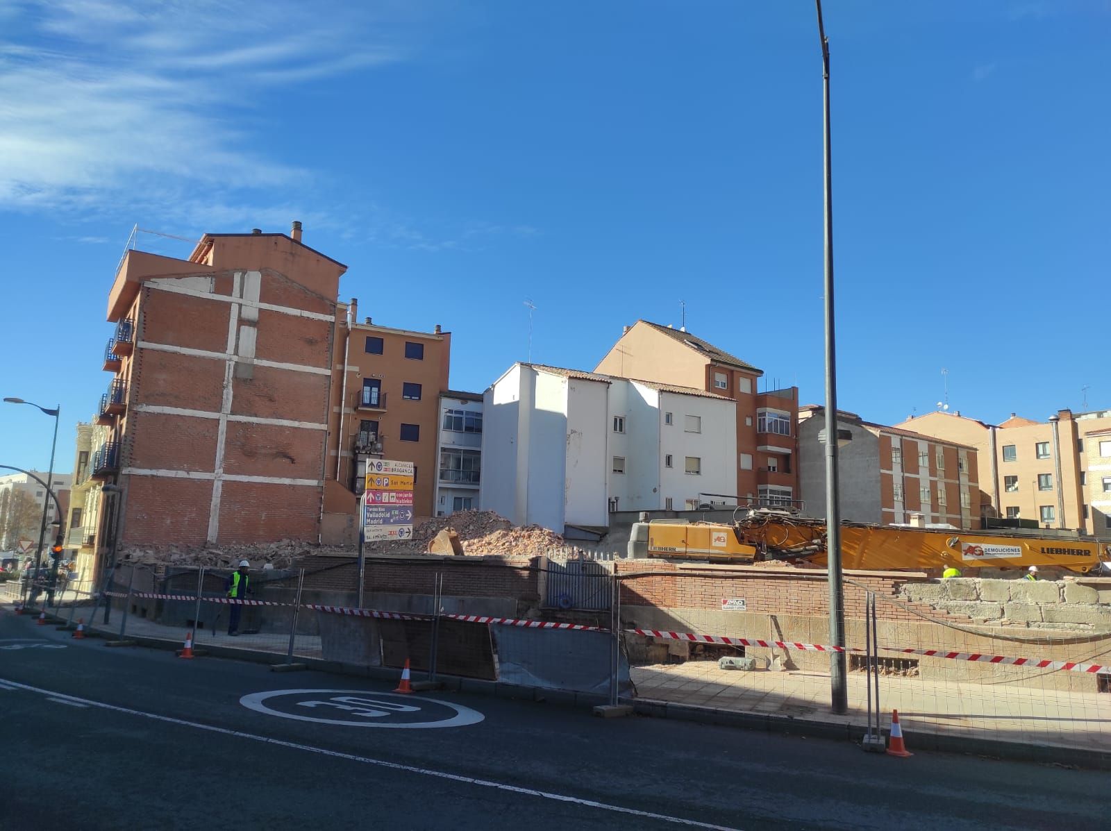 El edificio de la harinera de la Ronda de la Feria reducido a escombros