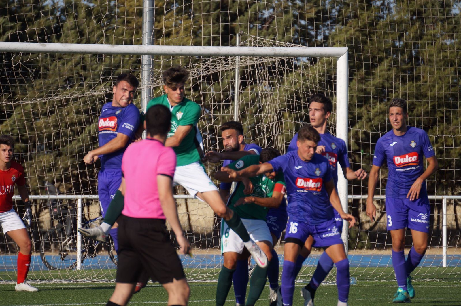Una jugada del partido entre el Peñaranda y el Guijuelo