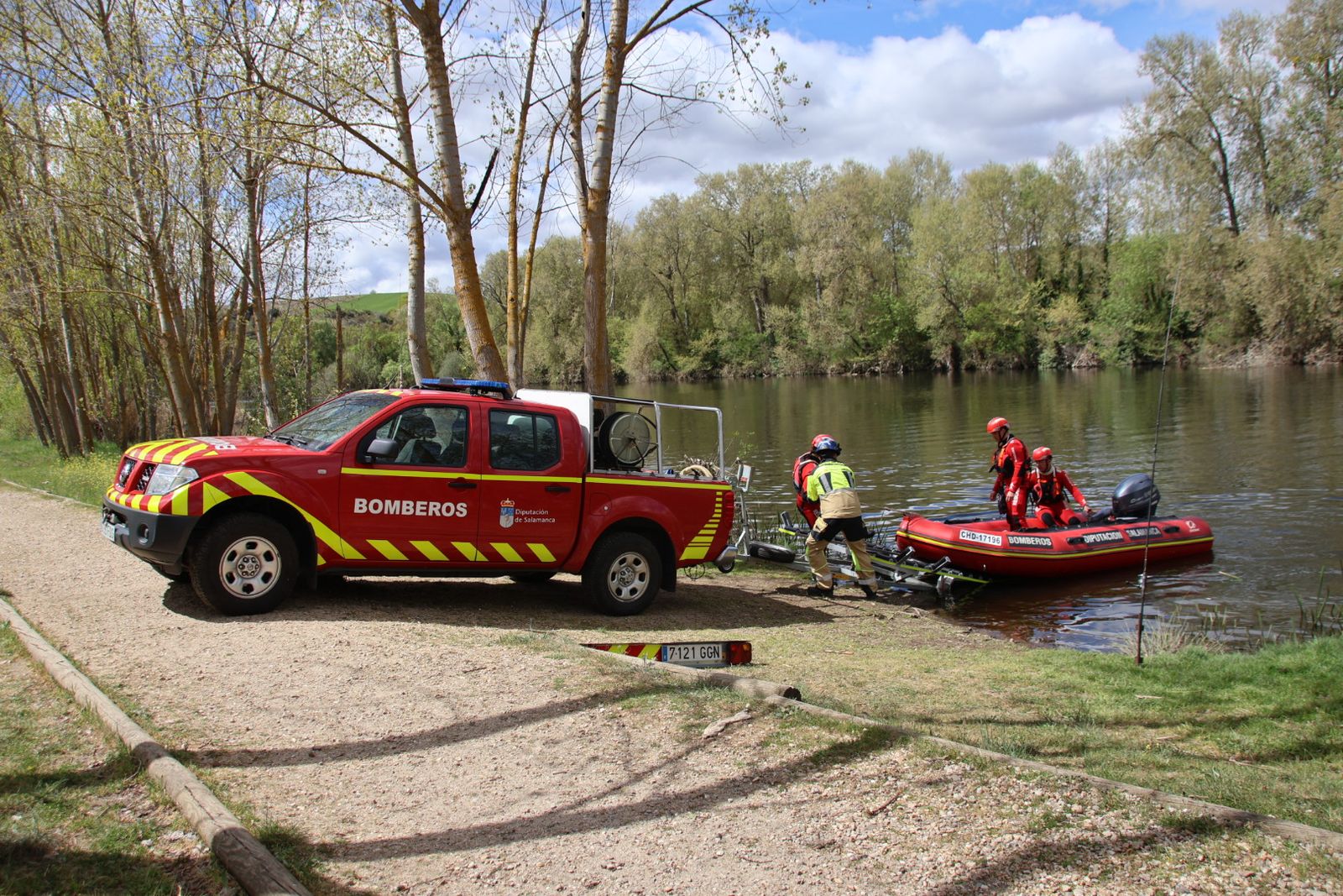 Dispositivo de rescate del cuerpo sin vida en el río Tormes entre Villamayor y Santibañez del Río