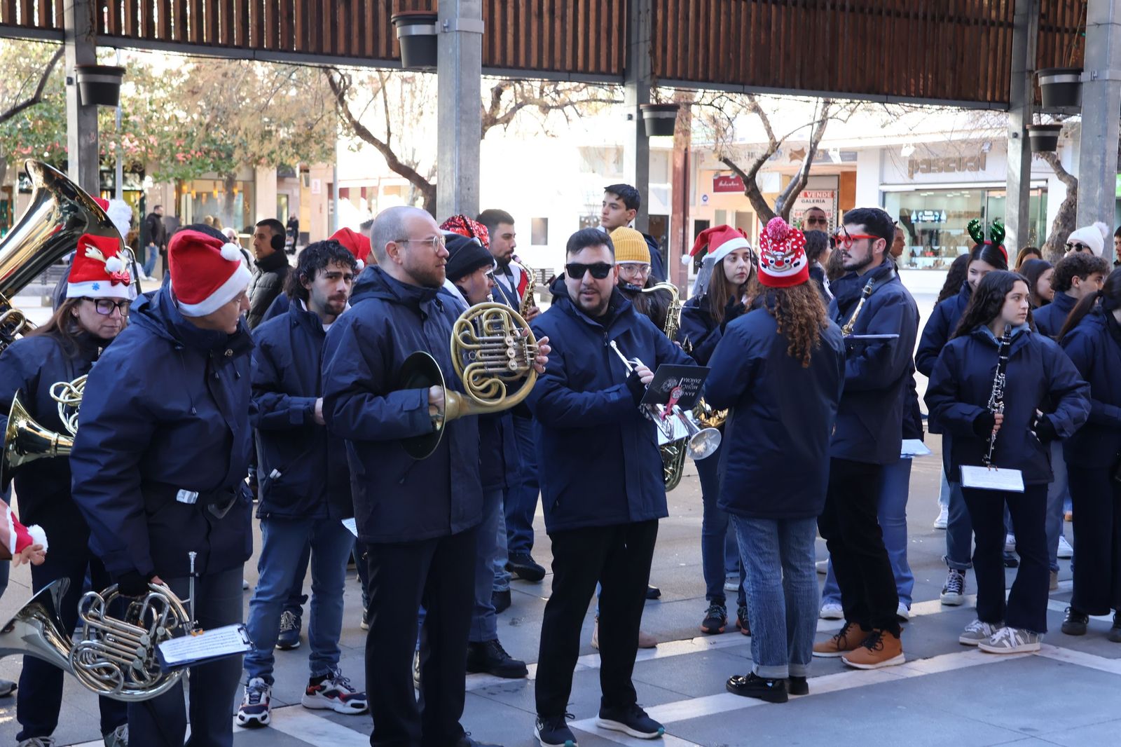 GALERÍA | Zamora vive un pasacalles repleto de espíritu navideño