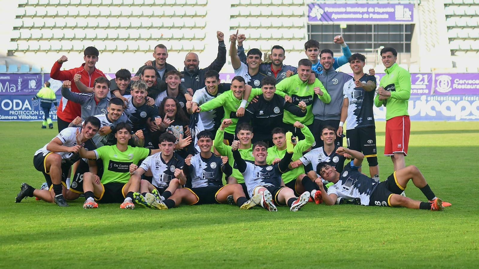 Los jugadores de Unionistas B celebran el triunfo en La Nueva Balastera