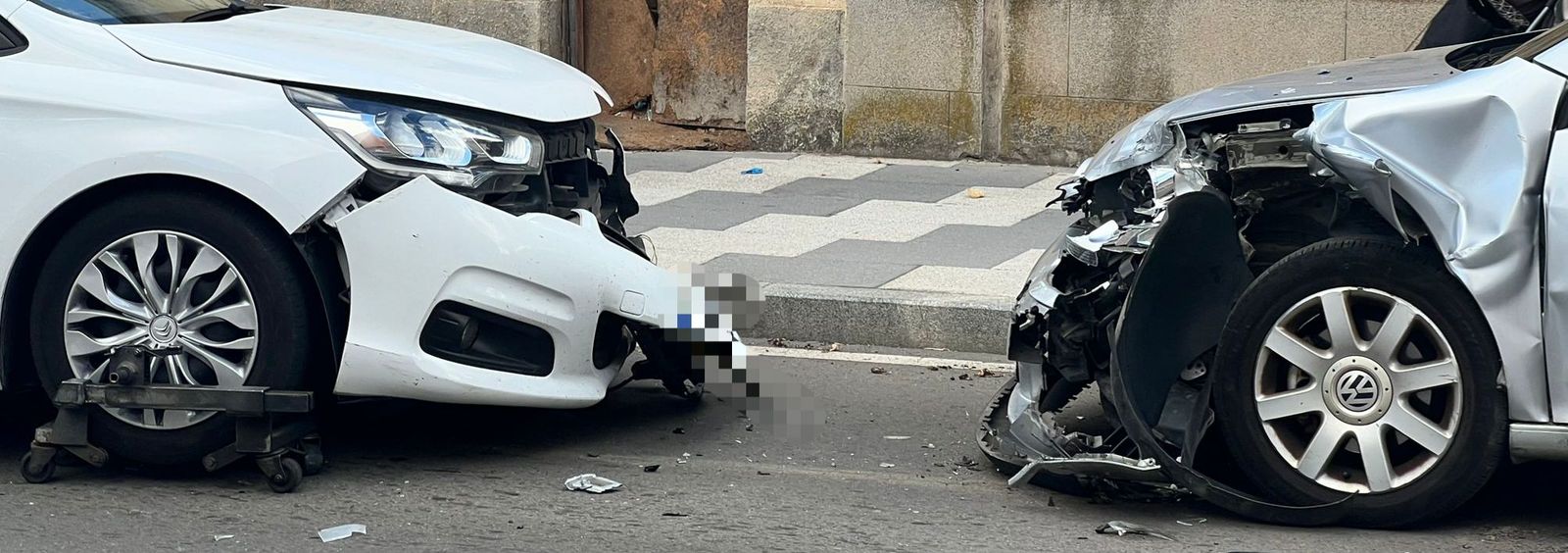Choque frontal de dos coches en la avenida Juan Pablo II