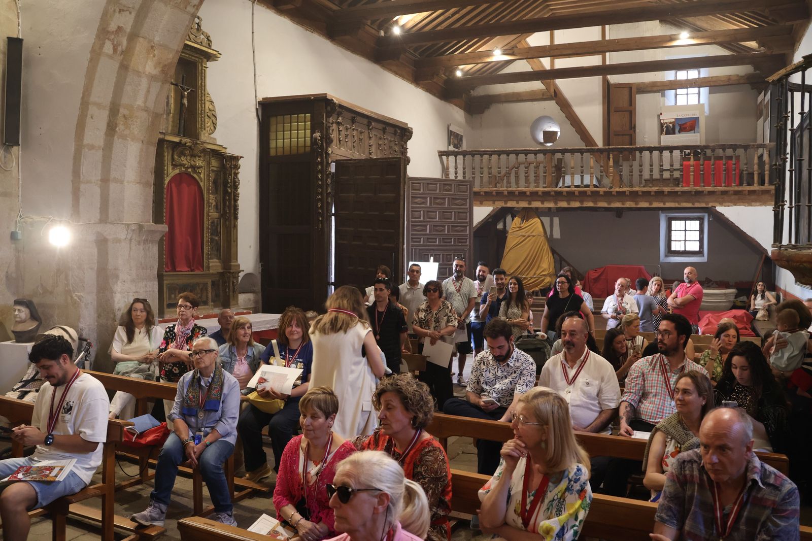 entrada-de-nuevos-hermanos-de-la-cofradia-de-la-concha-32