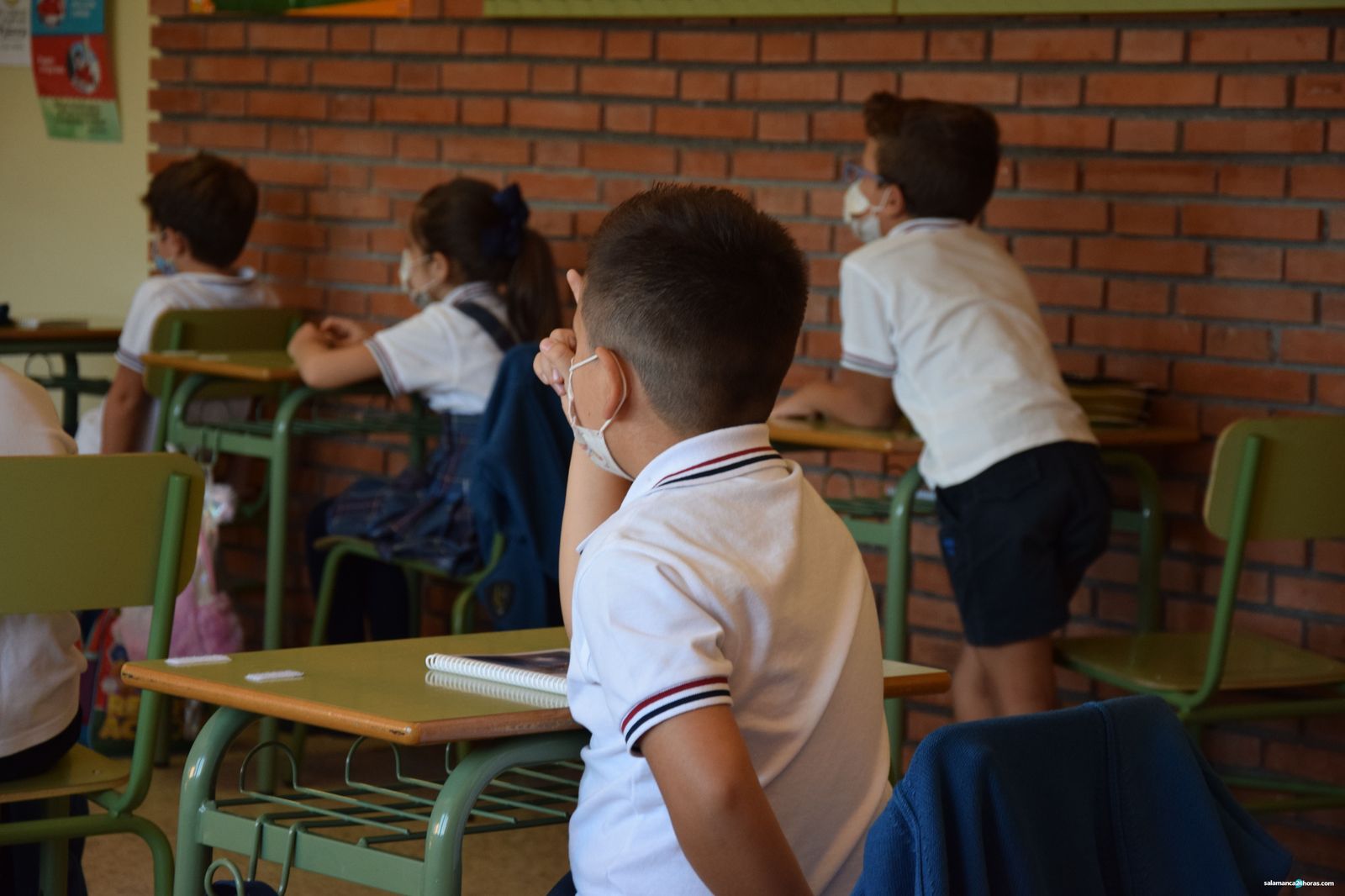 Niño colegio mascarilla