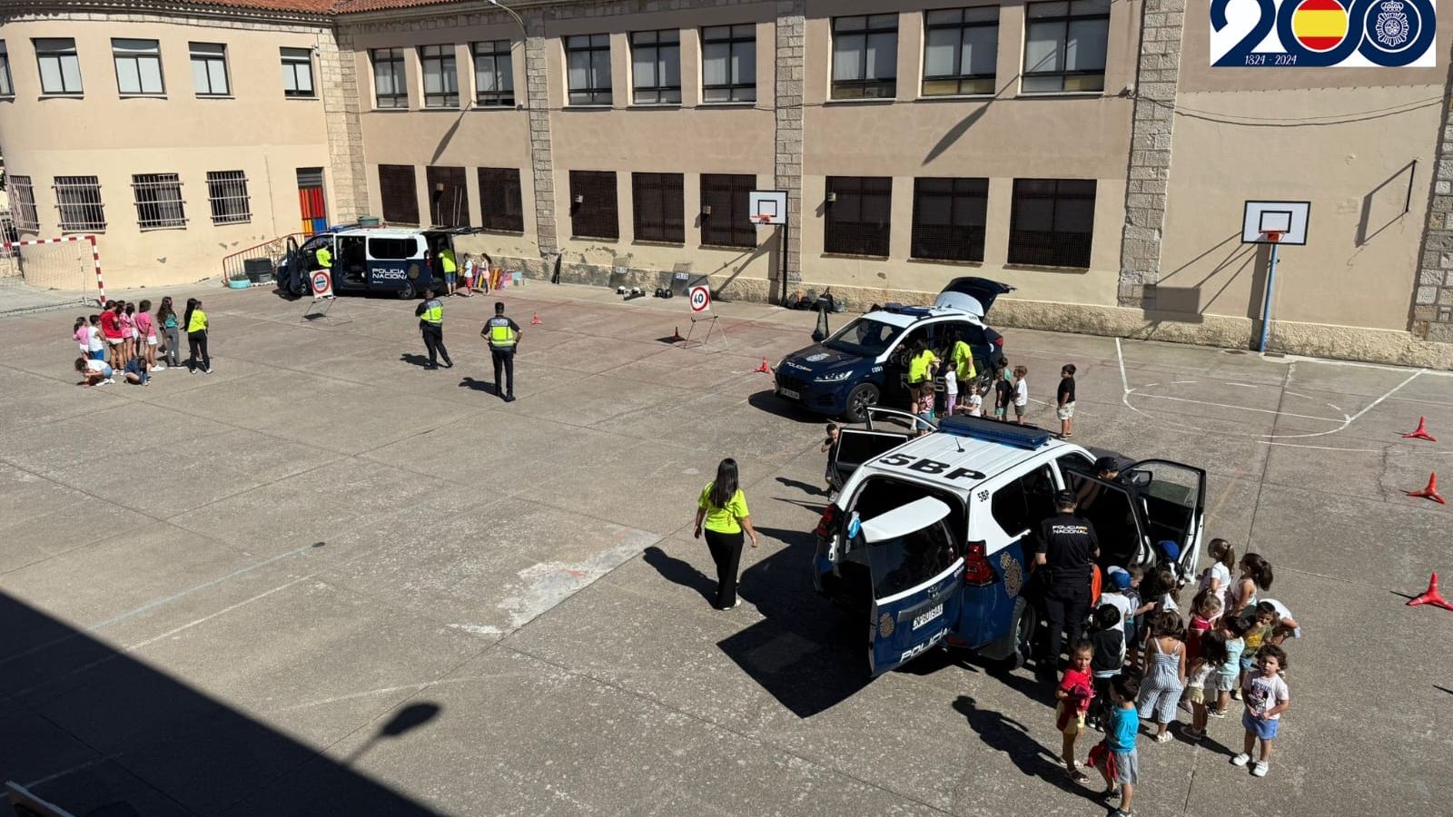 La Policía Nacional lleva a cabo una exhibición de medios policiales en centros educativos ante los más pequeños