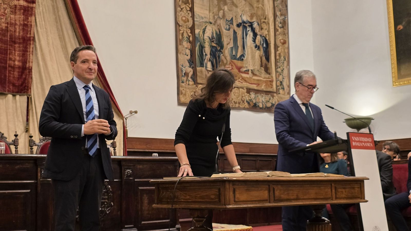 El rector de la Universidad de Salamanca preside el acto de toma de posesión de nuevos cargos académicos y del personal docente e investigador