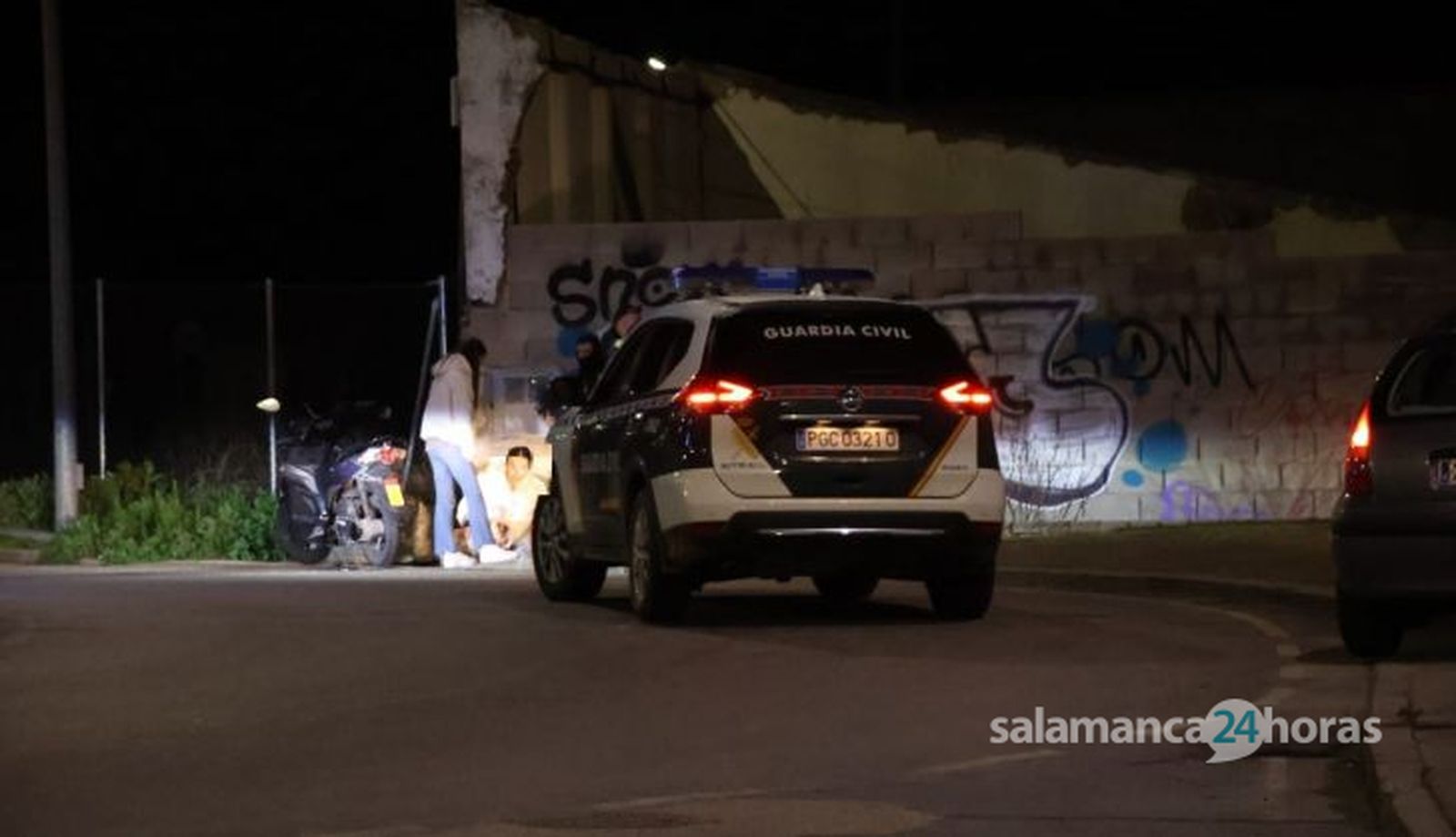 Chocan un turismo y una motocicleta de reparto a la altura de Cabrerizos. Fotos Andrea M (4)