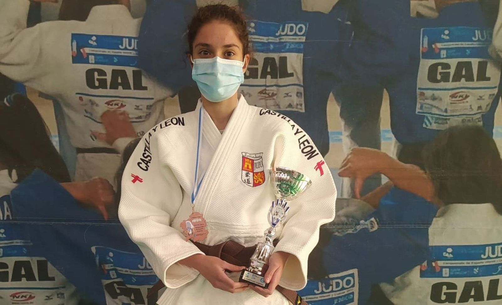 Miriam Silvares con su trofeo logrado en La Coruña