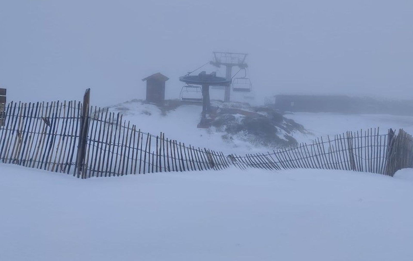 Elementos dañados en la estación de esquí La Covatilla