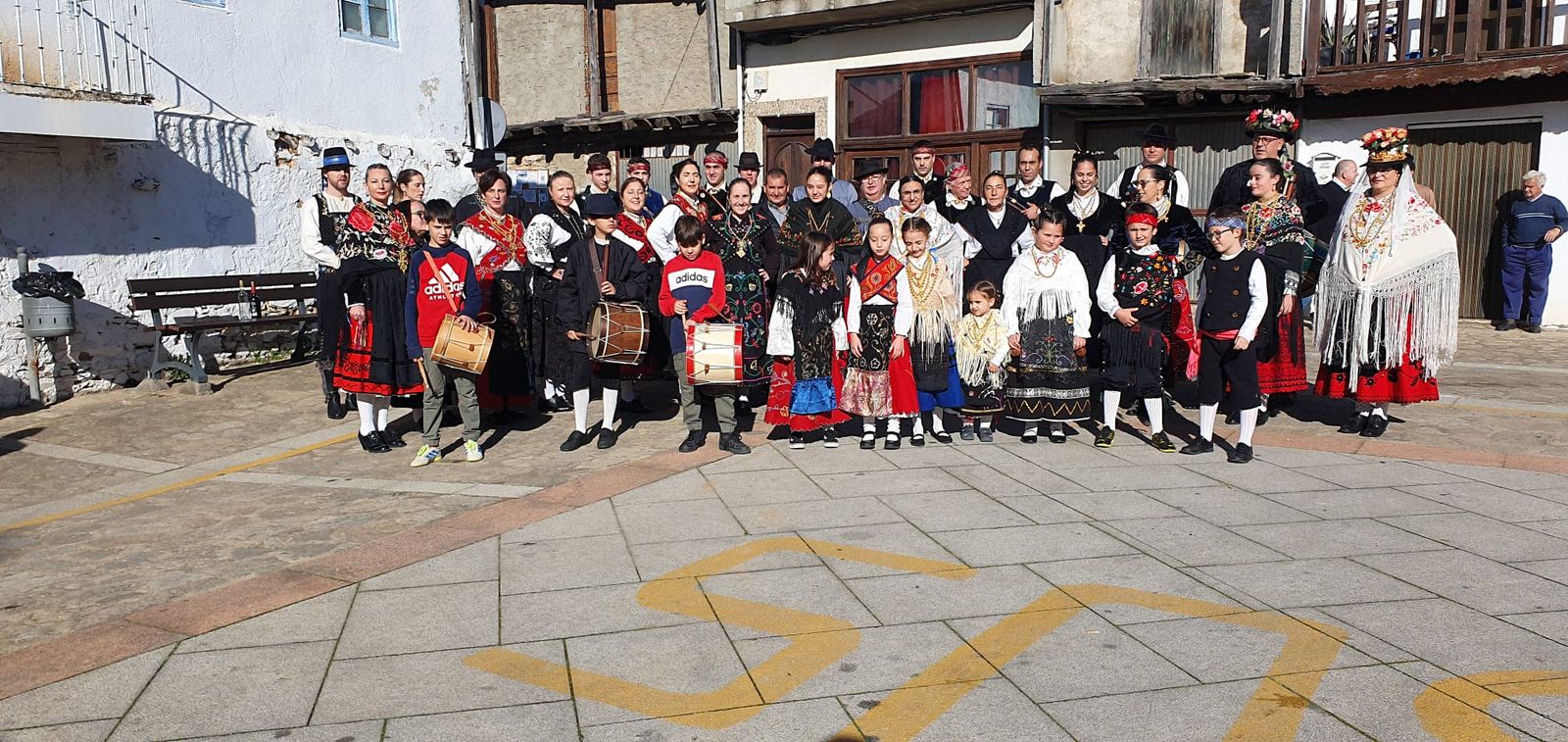 Música tradicional con tamboriles en Garcibuey