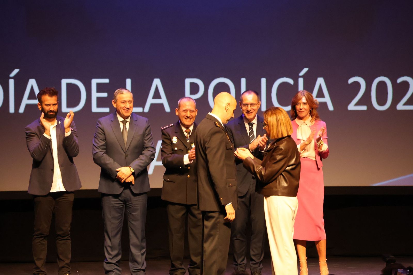 Ceremonia de imposición de condecoraciones a miembros de la Policía Nacional en honor a los Santos Ángeles Custodios