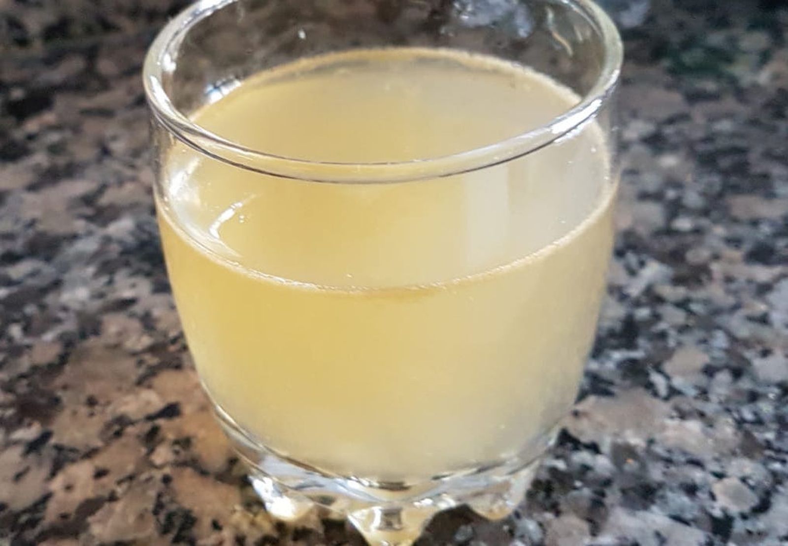 Un vaso con agua turbia del grifo