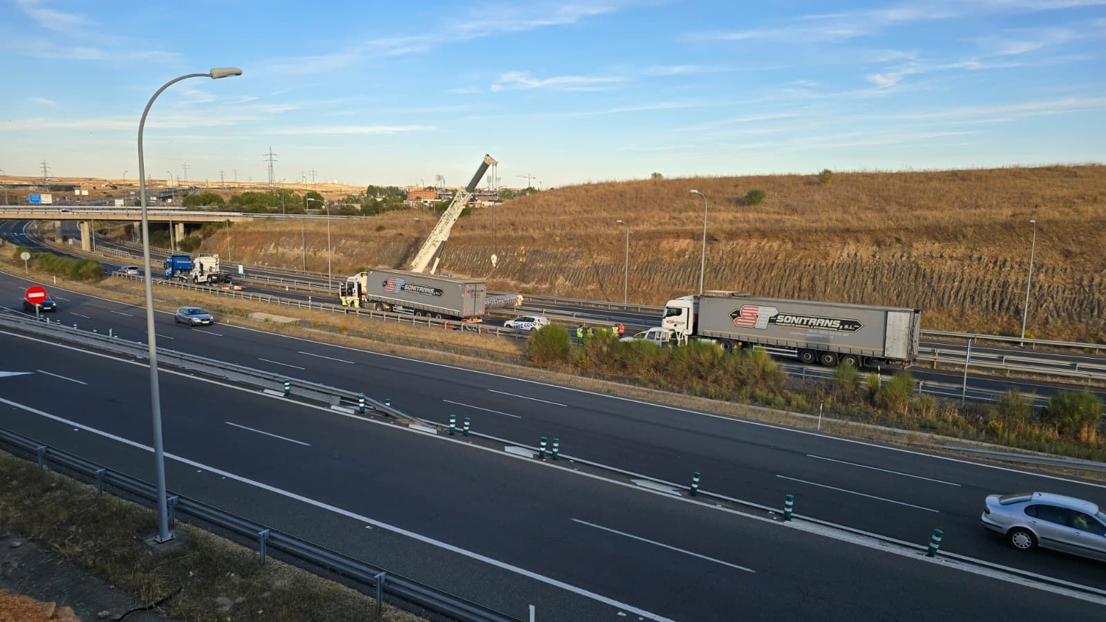 Un camión pierde en la carga en la A-62, a la altura del Helmántico