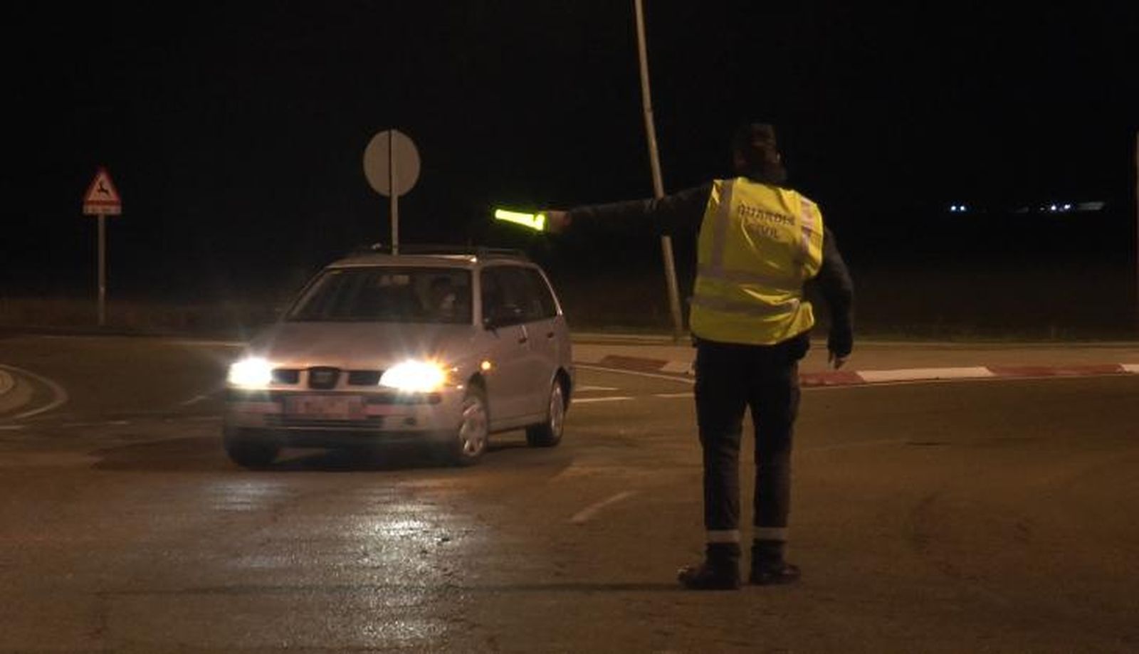 Un agente de la Guardia Civil indica a un vehículo que pare