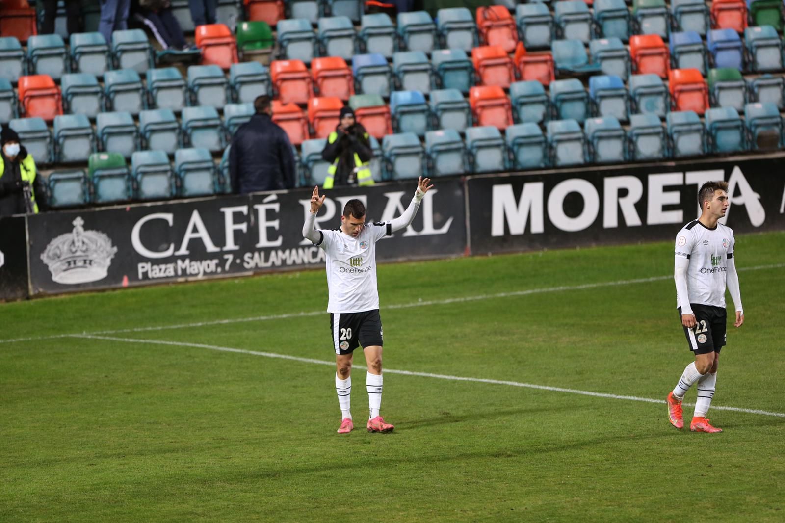 Carrasco dedica el gol de la victoria ante el Langreo / FOTO SALAMANCA24HORAS.COM