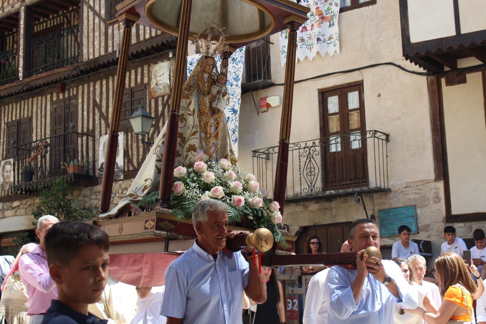 Procesión en Mogarraz de la Virgen de las Nieves