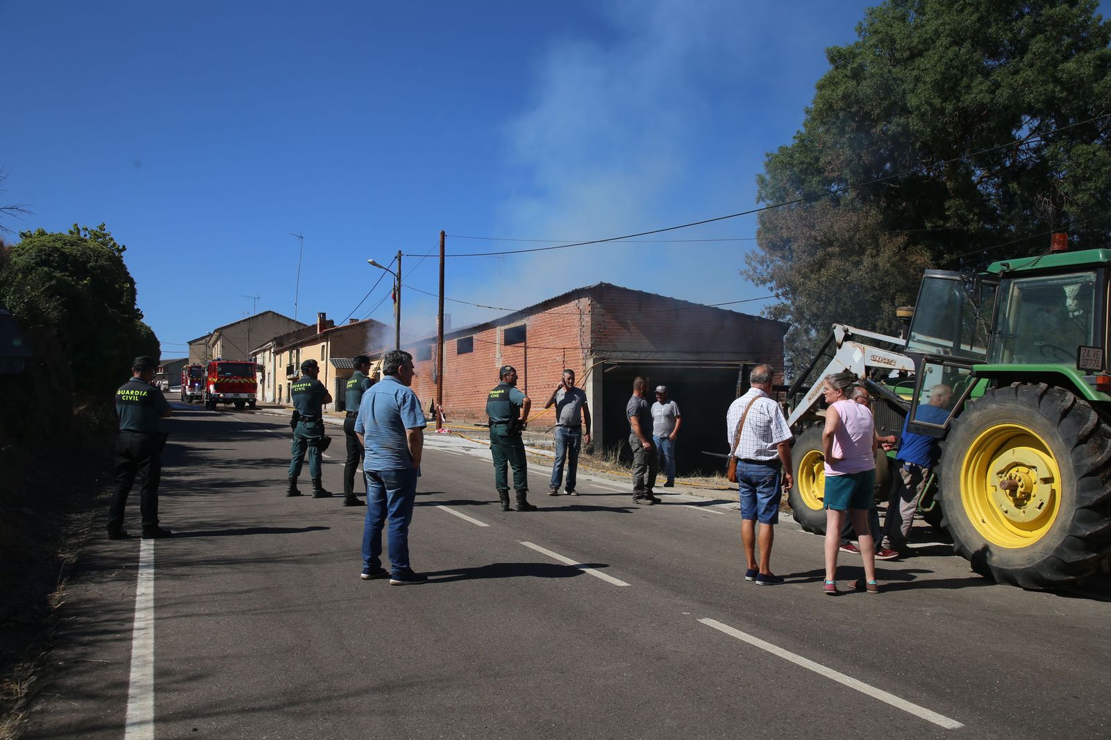 Los vecinos desalojados en el incendio de Vegalatrave regresan a sus casas. ICAL (5)