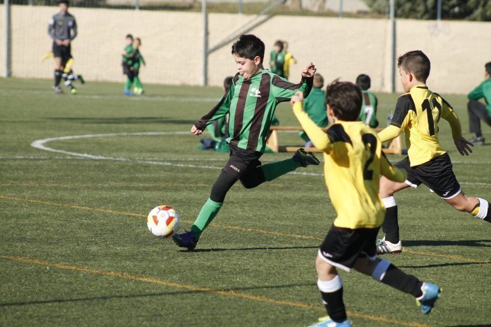 Soleado fin de semana de puente en el fútbol base