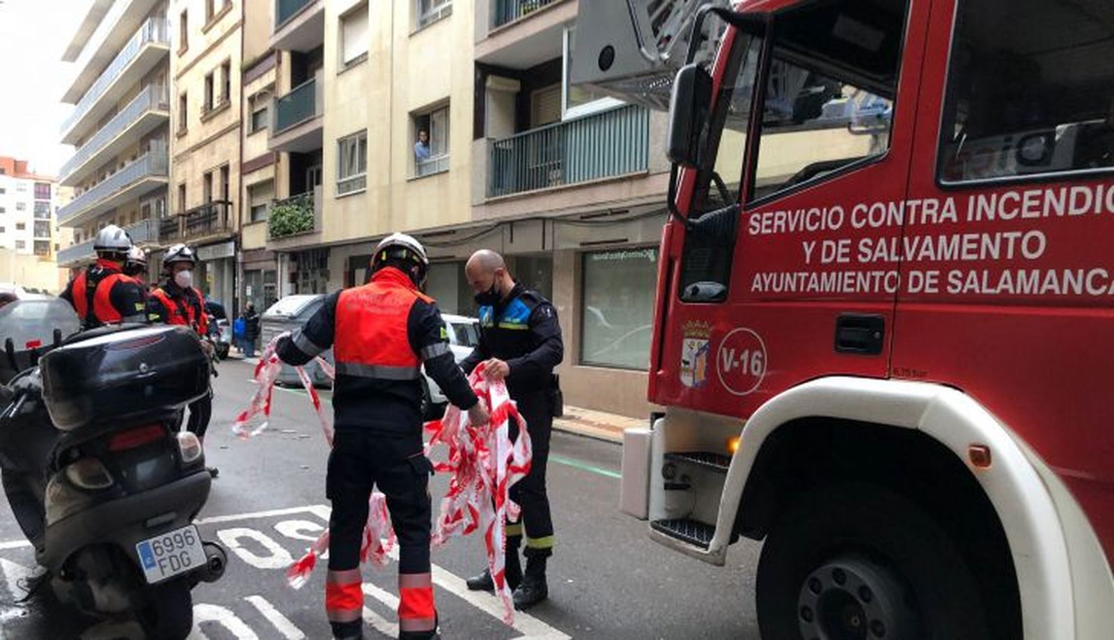 Movilización de los bomberos y la Policía Local en la calle Antonio Espinosa del barrio del Oeste