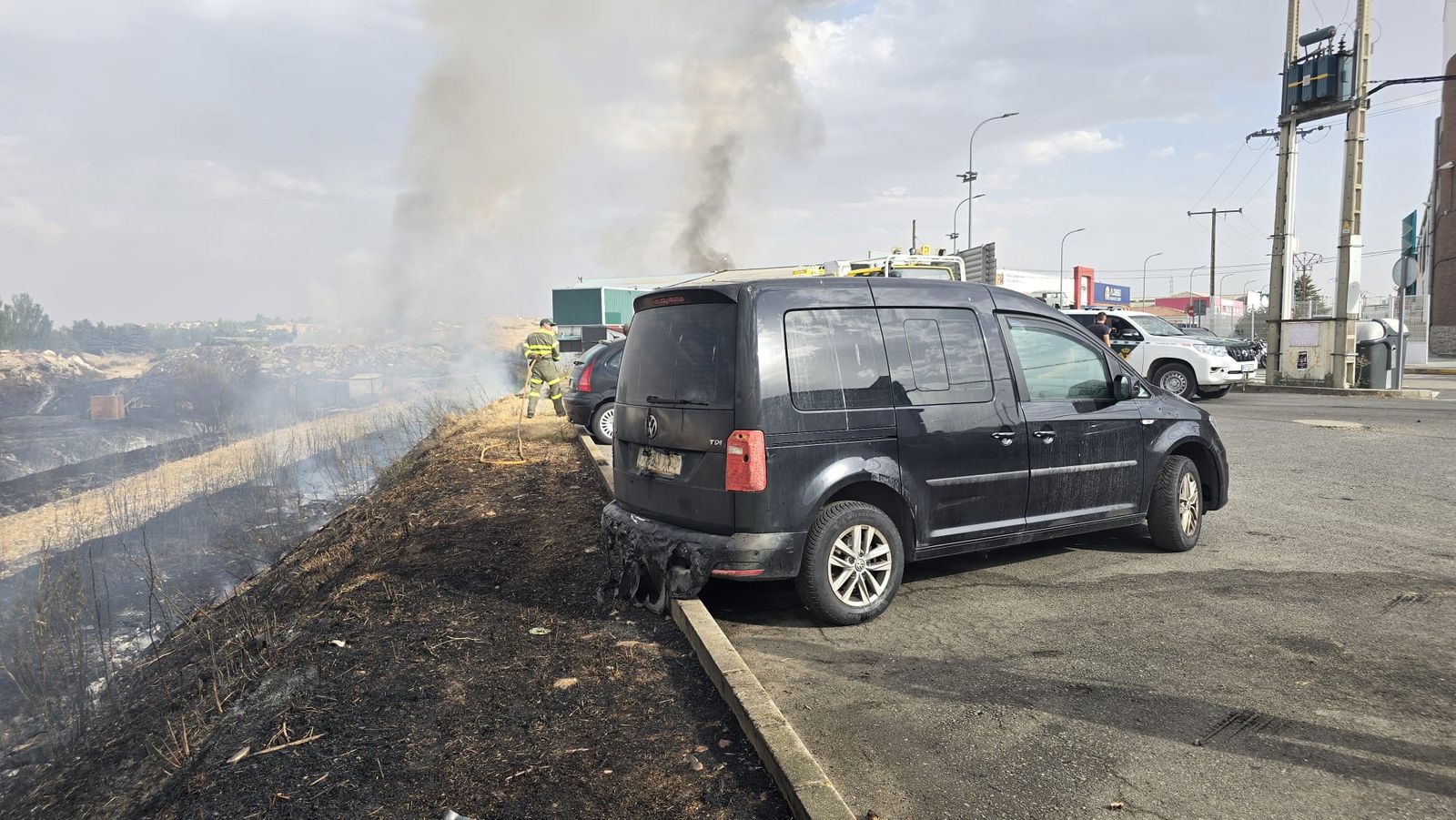 Los bomberos sofocan un gran incendio en el Polígono Industrial de Los Montalvos