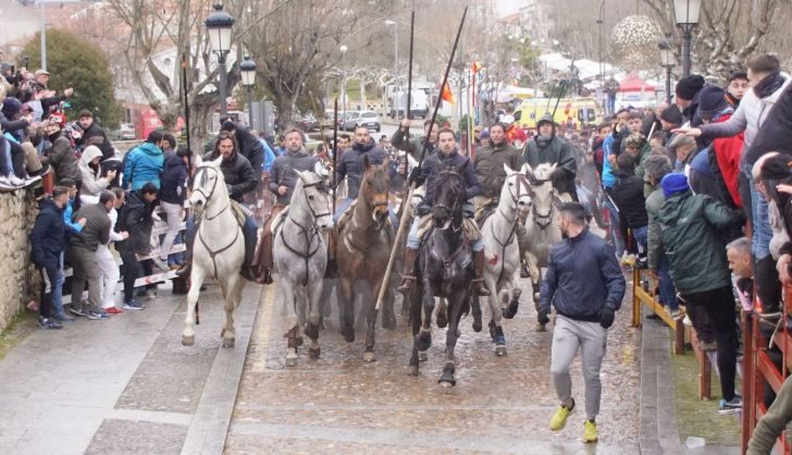 Ambiente en el encierro a caballo del Domingo de Carnaval 2025 en Ciudad Rodrigo (35)