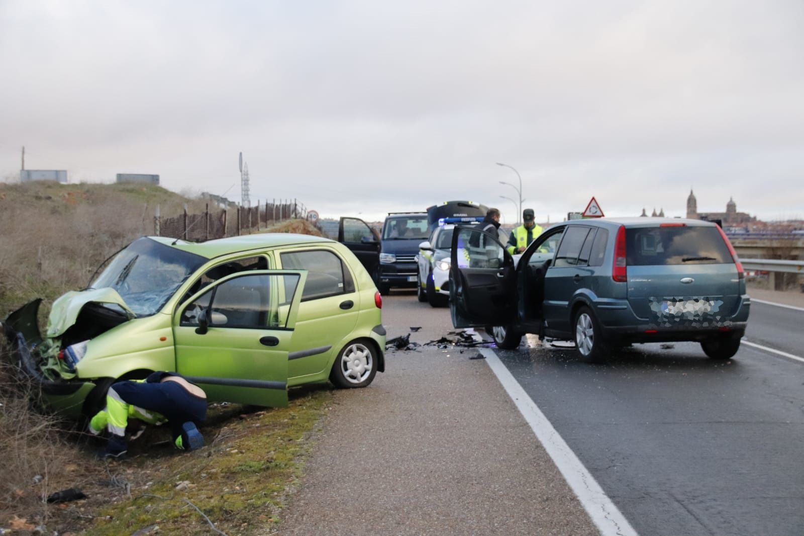 Accidente frontal entre dos turismos en Aldeatejada (1) Accidente frontal entre dos turismos en Aldeatejada (1)