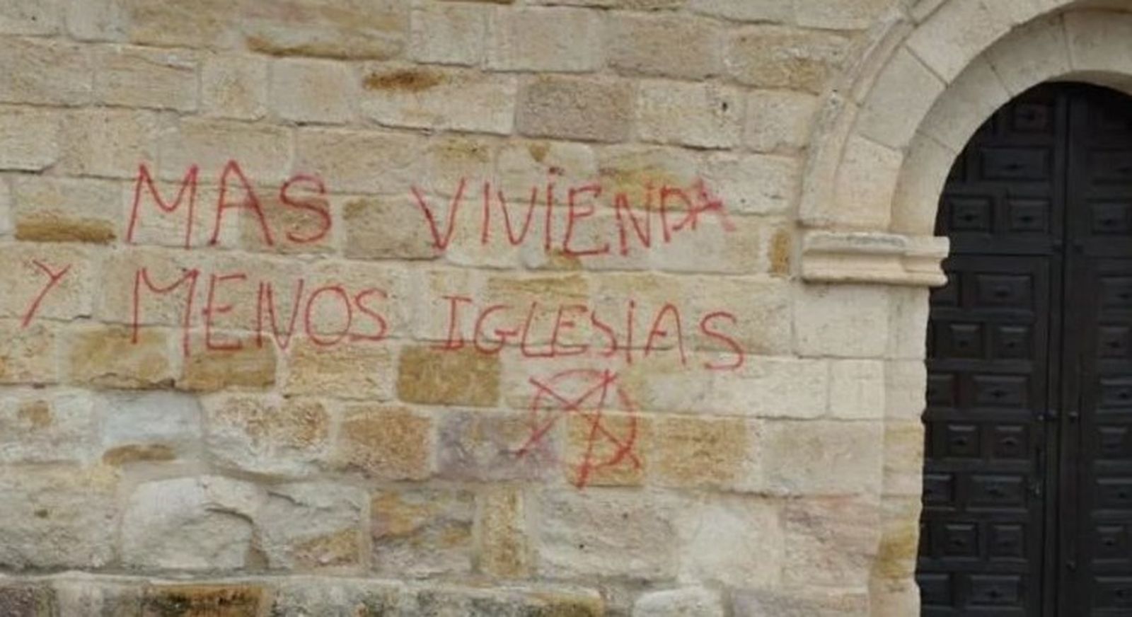 La pintada en la fachada de la iglesia del Espíritu Santo que ya ha sido retirada