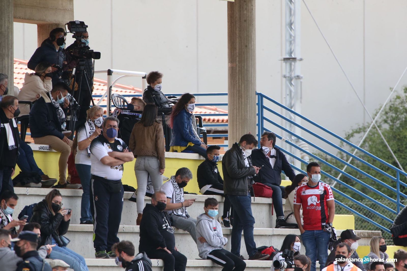 Varios aficionados de Unionistas en un partido de la campaña anterior / FOTO: SALAMANCA24HORAS.COM