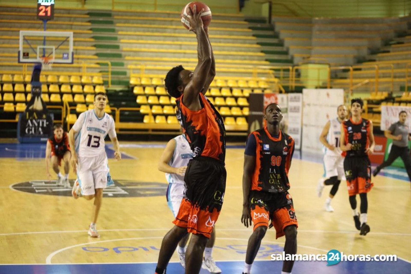 Yengue Nelson, en el duelo ante Cantbasket.