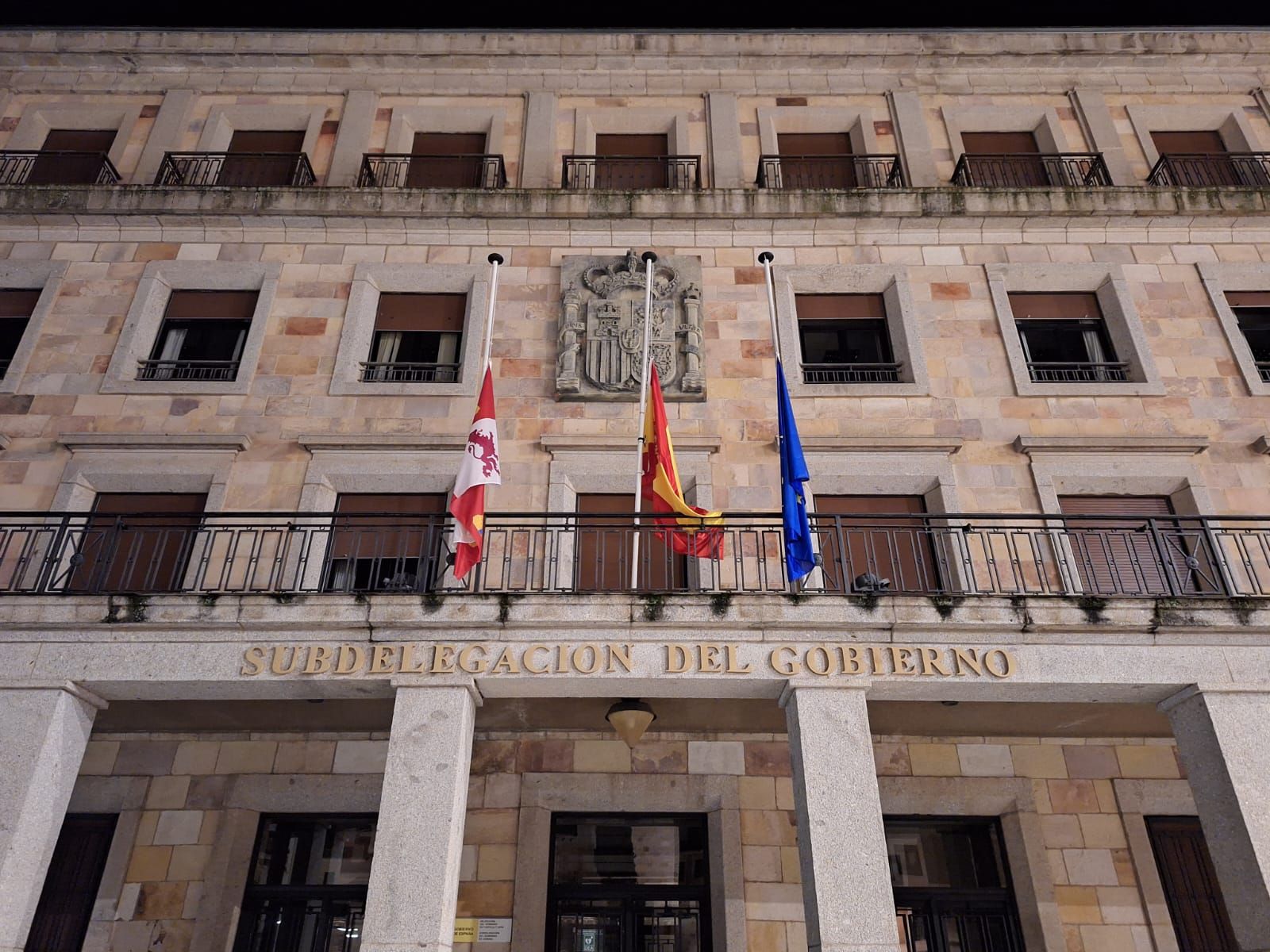Banderas a media asta en la Subdelegación. Archivo.