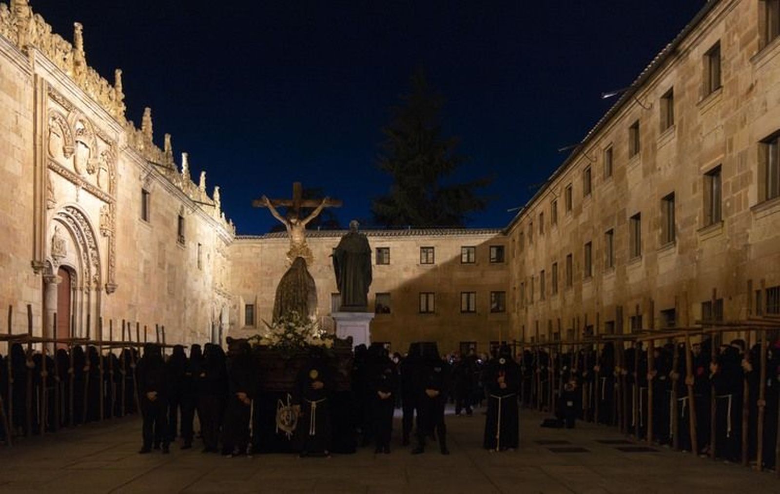 la-hermandad-universitaria-saca-en-procesion-las-imagenes-del-santisimo-cristo-de-la-luz-y-nuestra-senora-de-la-sabiduria-y-realiza-la-promesa-de-silencio-en-el-patio-de-escuelas-3
