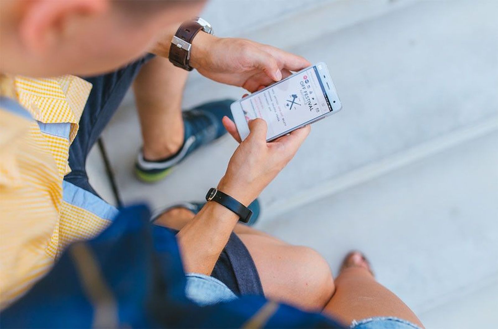 Joven mira telefono movil