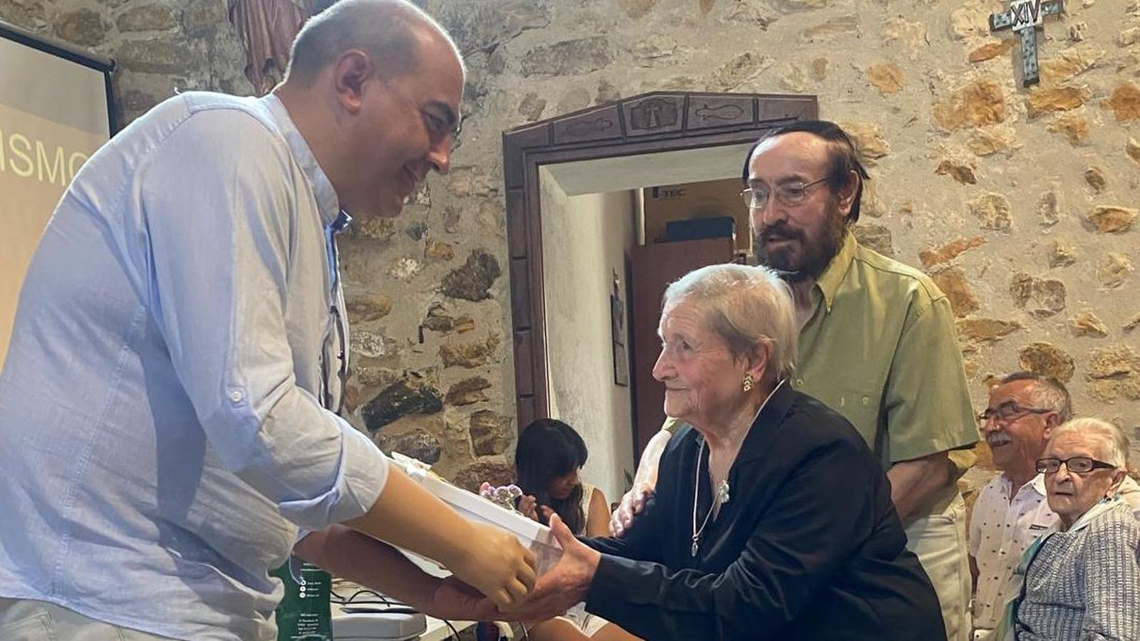 el alcale entreg a tia joaquina la placa