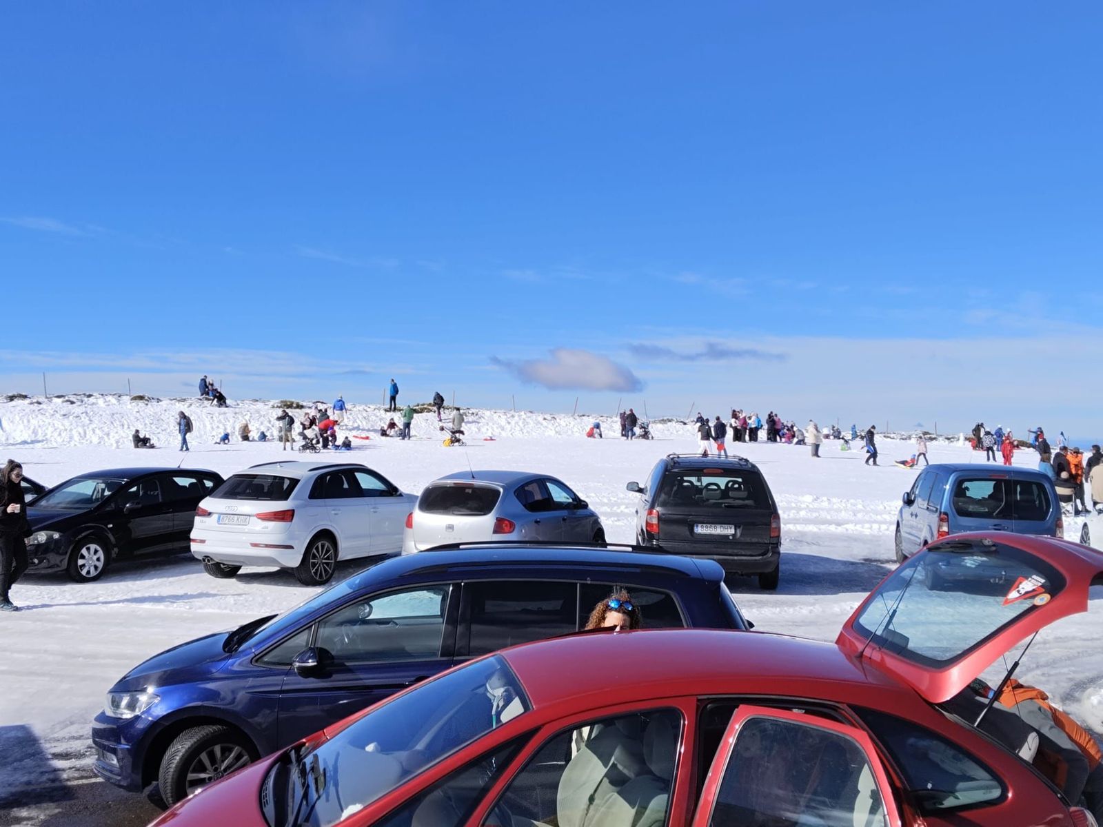 Gente disfrutando con trineos en La Covatilla