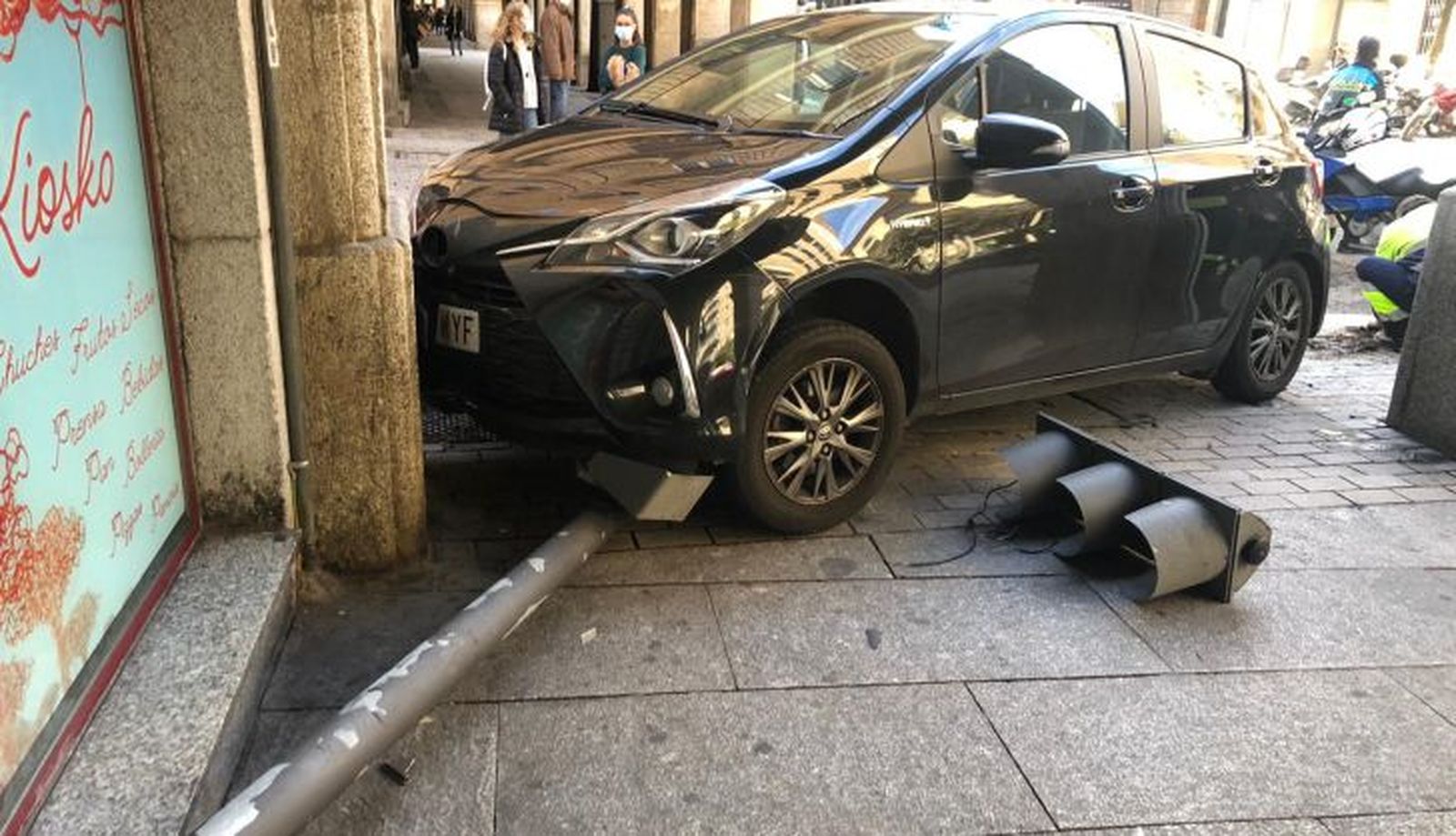 Un turismo se lleva por delante un semáforo y acaba en un soportal de la Gran Vía