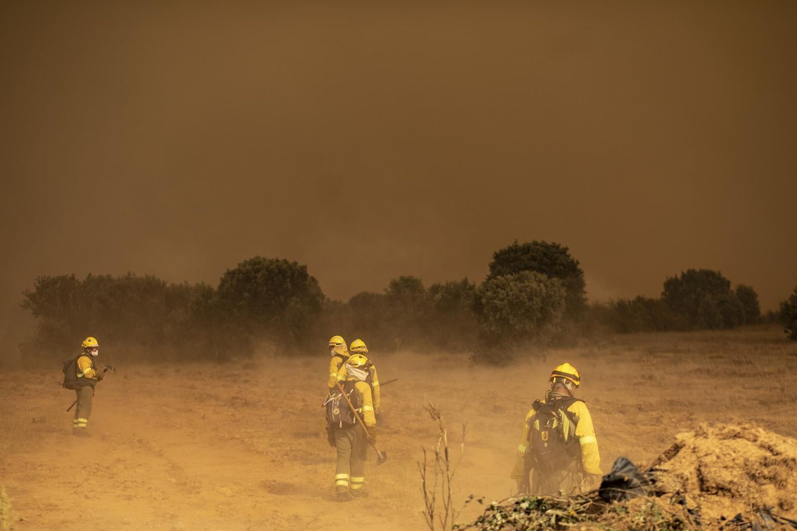 Efectivos de bomberos durante el incendio de la Sierra de la Culebra. Europa Press
