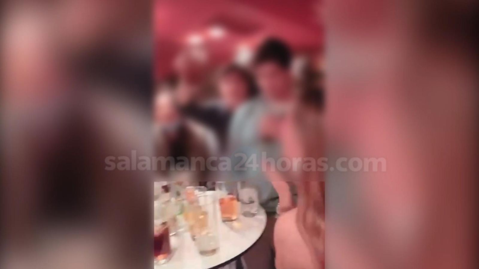 VÍDEO | Sin mascarillas, sin distancia, de pie y cantando en el interior de un bar de Salamanca