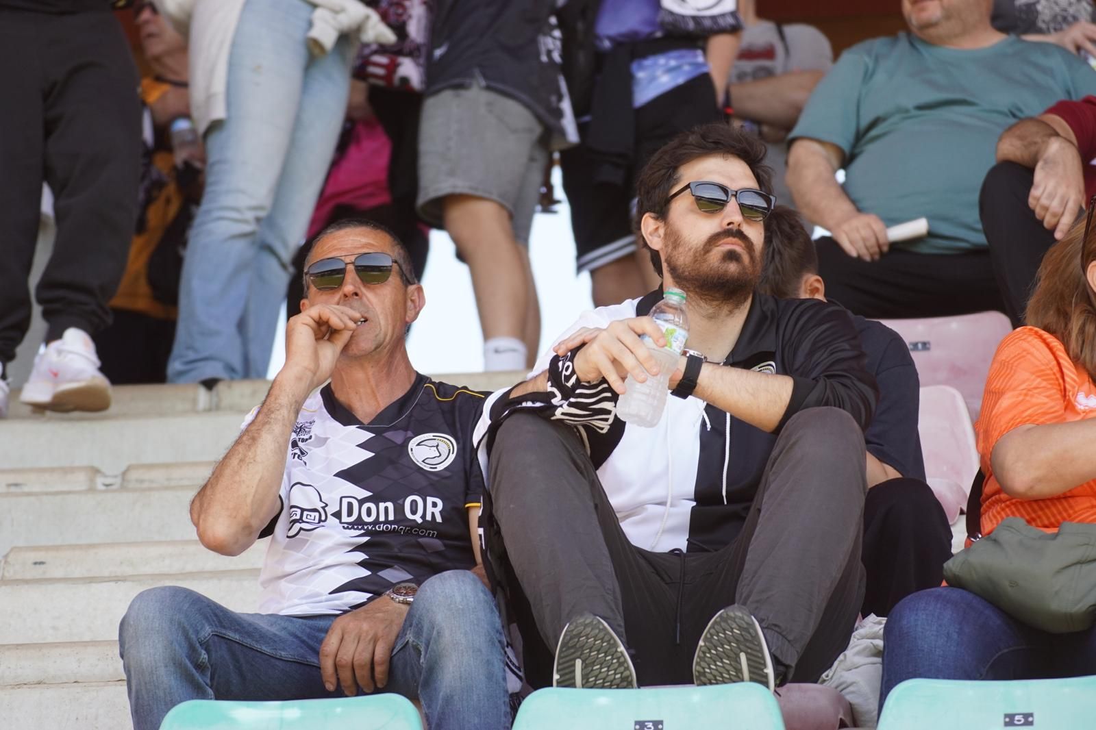 Gran ambiente en la grada para ver el partido entre Zamora - Unionistas en el Estadio Ruta de la Plata