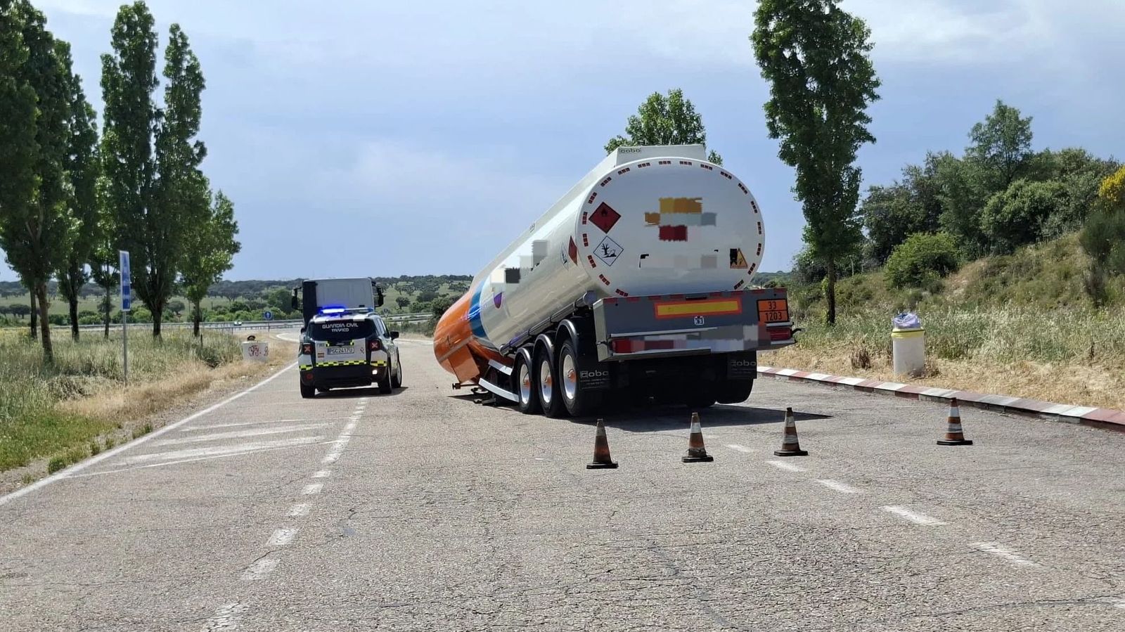 Un incidente con un camión cisterna lleno de gasóleo moviliza a la Guardia Civil de Salamanca
