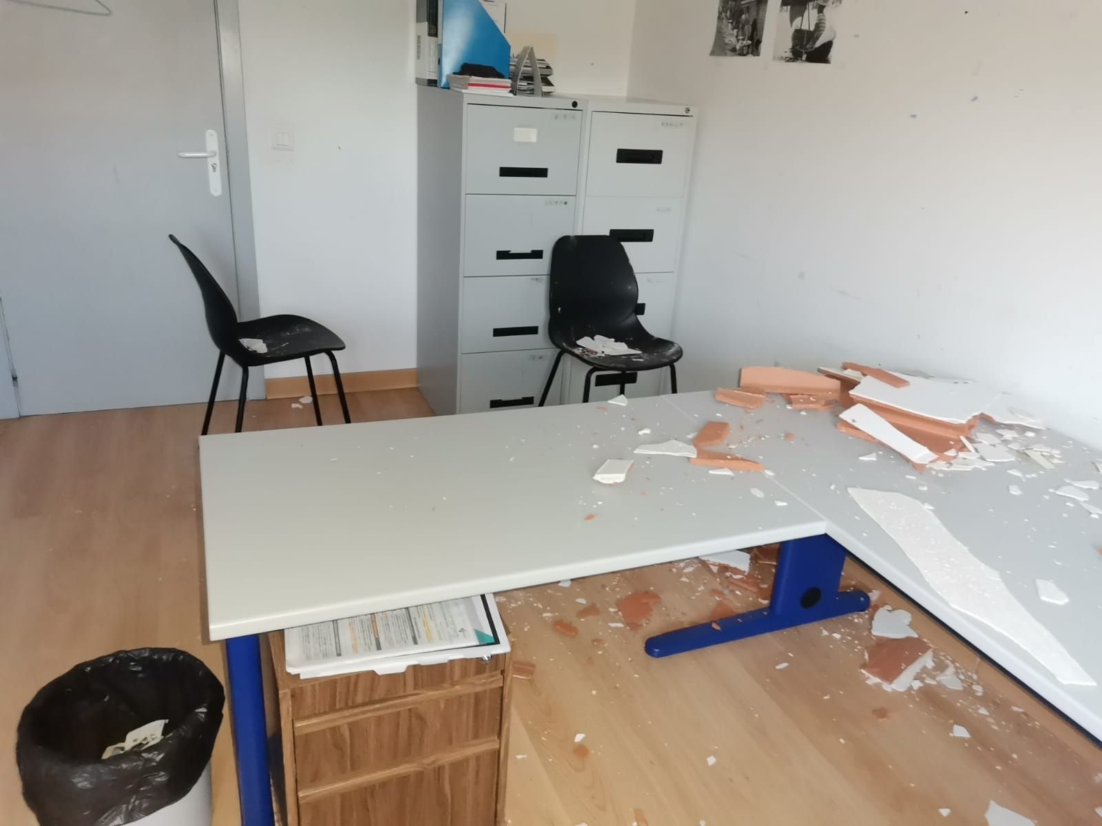 Estado del antiguo consultorio médico de la localidad con el derrumbe de parte del techo