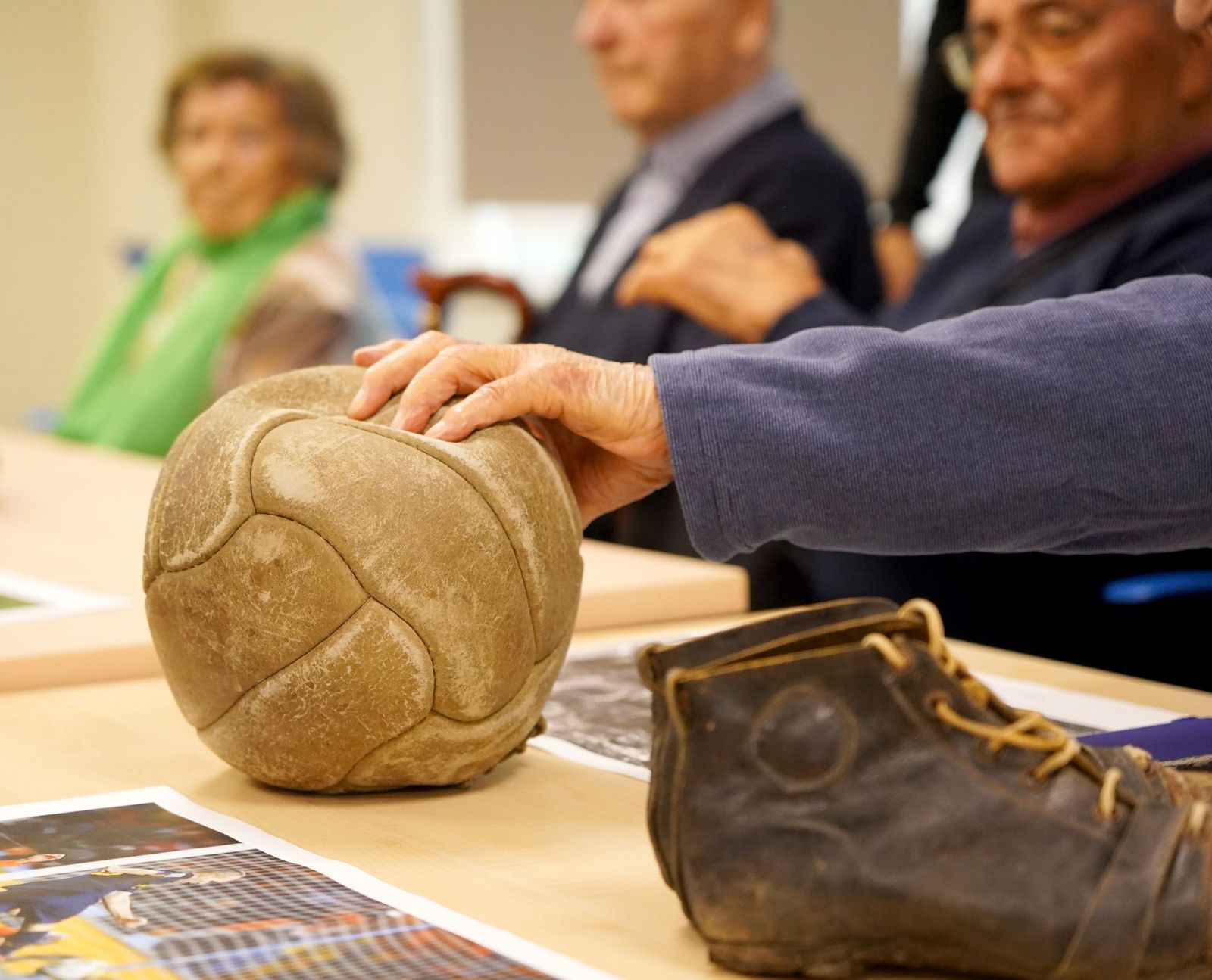 Taller de personas mayores para ejercitar los recuerdos a través del fútbol