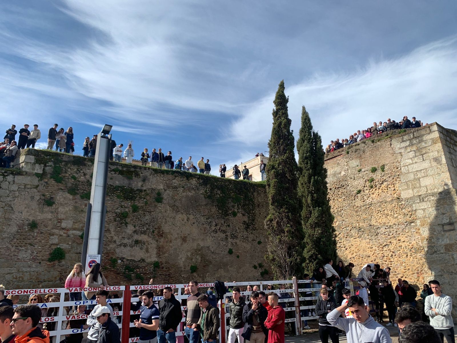 ambiente-con-la-suelta-de-vaquillas-en-el-domingo-de-pinata-en-ciudad-rodrigo-10