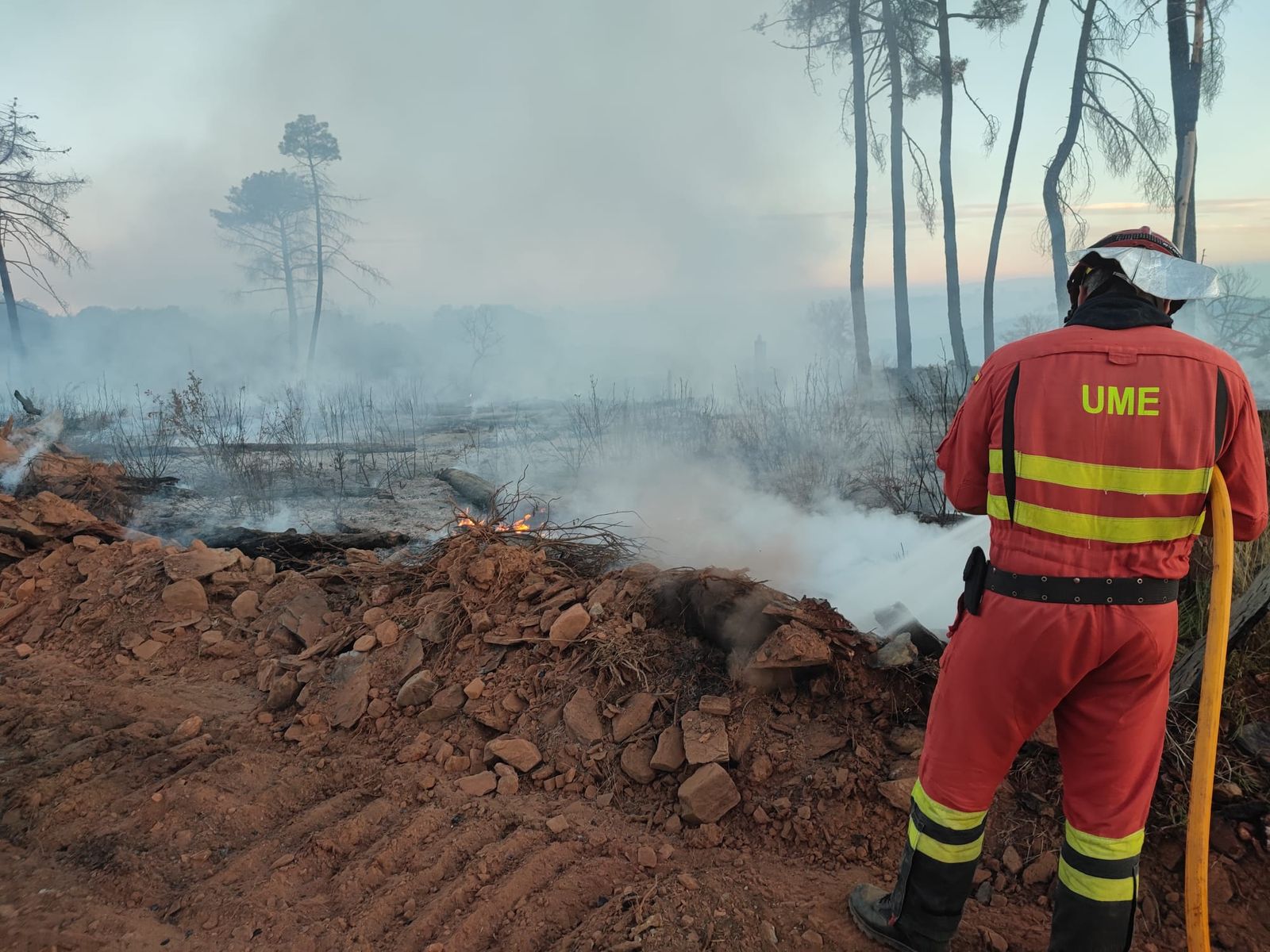 El batallón BIEM V de la UME trabaja en el incendio de Vegalatrave 2